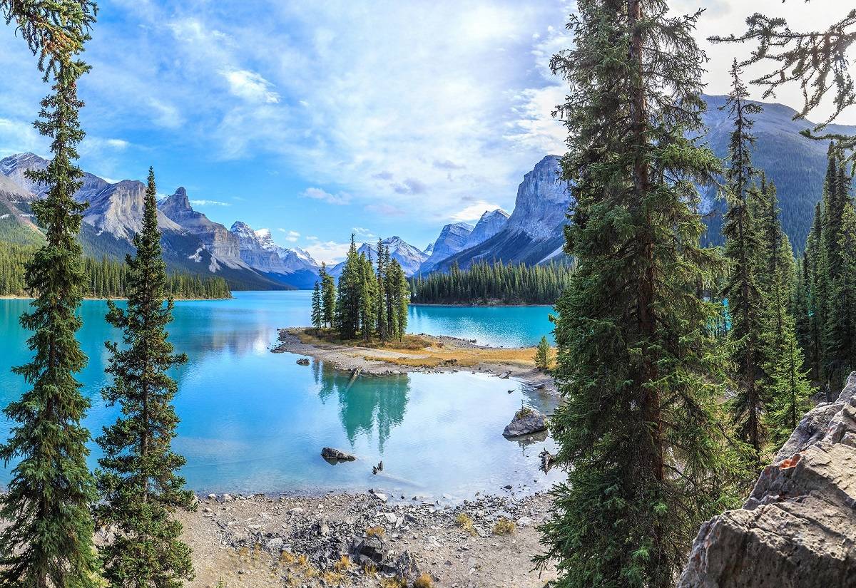 Spirit Island in Maligne Lake – Totes Newsworthy