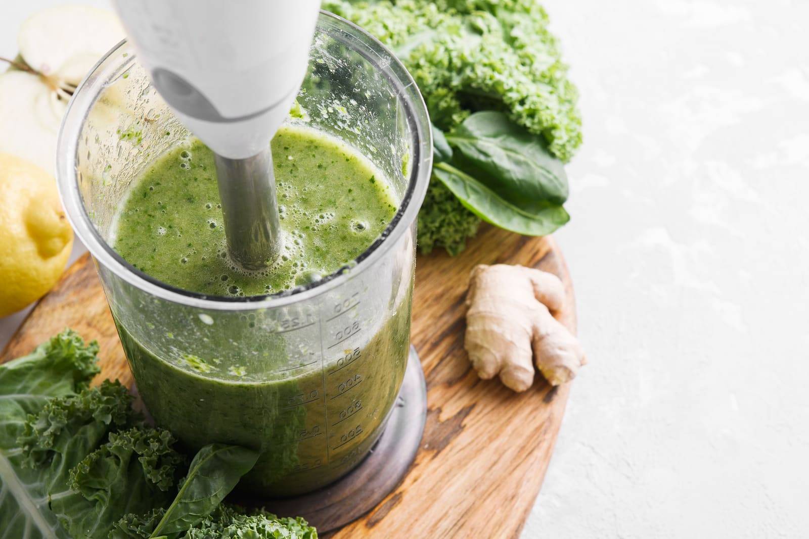 Cooking green smoothie in a blender 