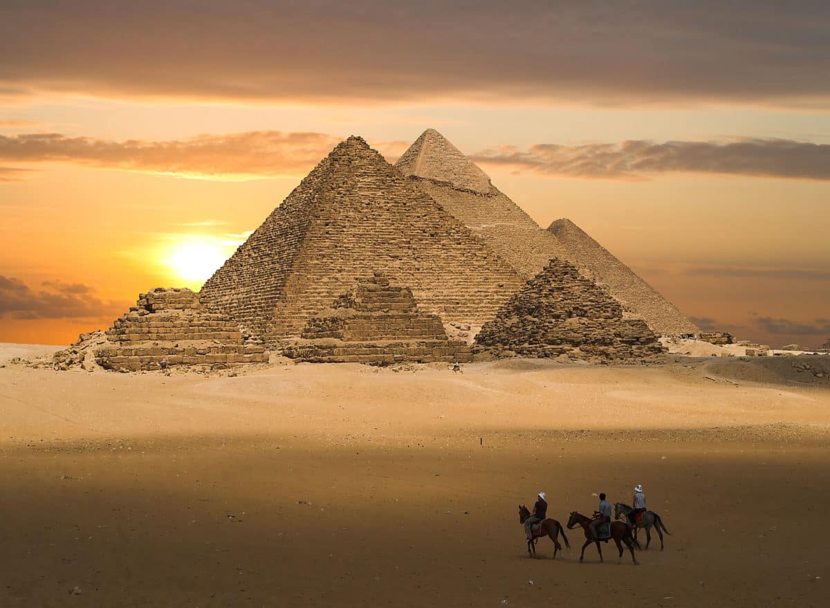 The Great Pyramids of Giza – World Wonders