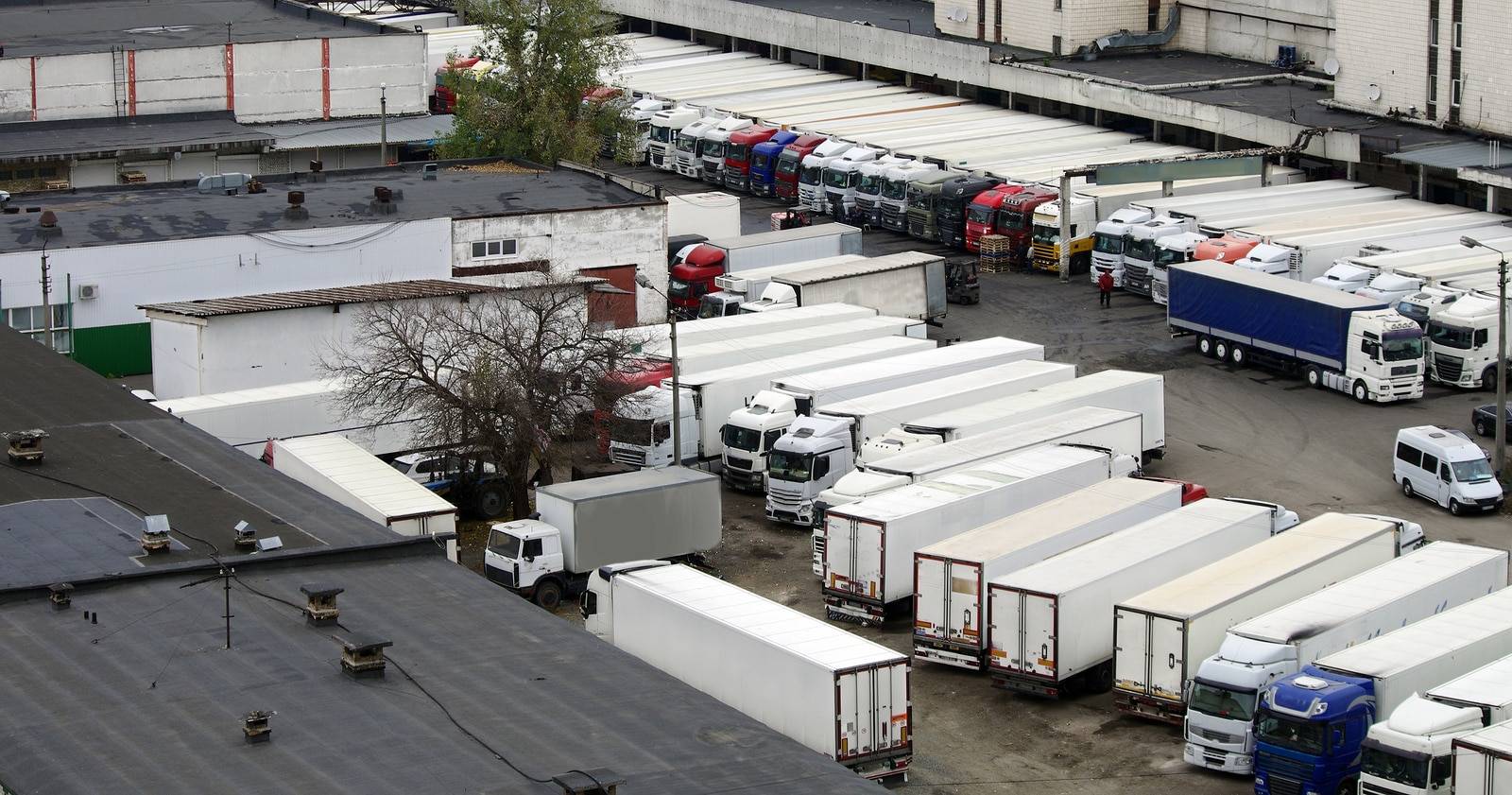 Semi-trailers and semi-trailers in the warehouse terminal