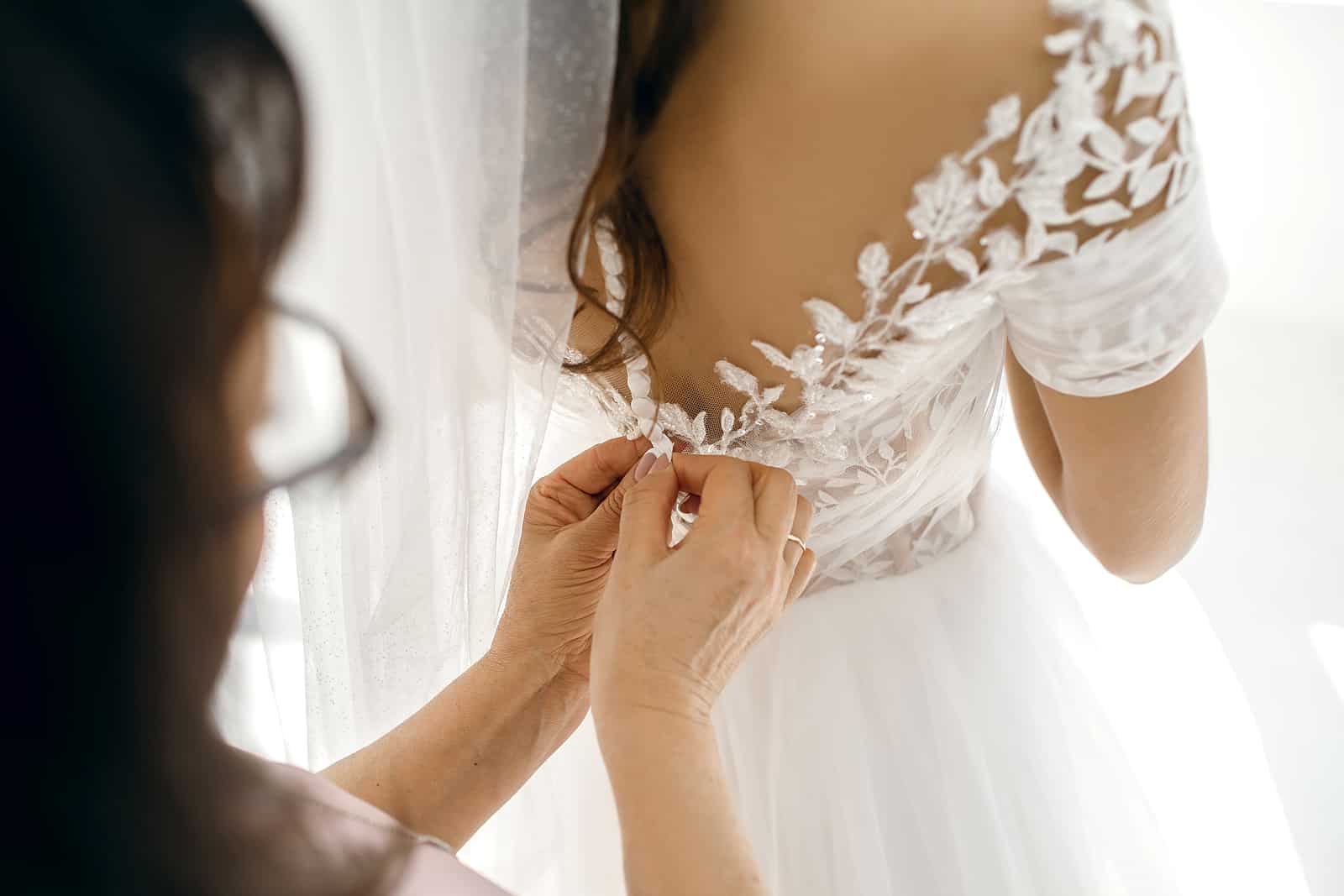 Ways To Include Your Mom in Your Wedding
