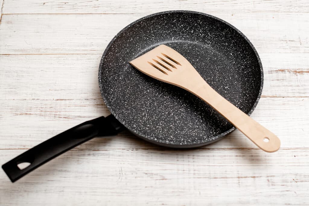 Frying pan with non-stick ceramic